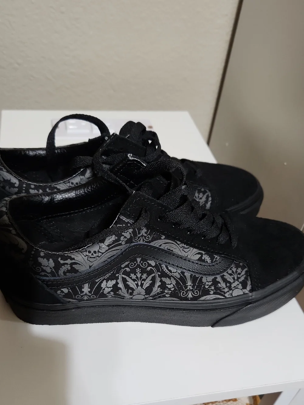 Vans Women's Black Floral-Print Low Top Sneakers